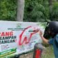 Banner larangan buang sampah berayat Al-Qur'an di Jl Banda Aceh-Medan Kp Bukitrata Kejuruanmuda dicoret tak senonoh tepat di atas ayat, 7/10/2026.