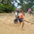 Tanggul jebol di Meunasah Kumbang, Krueng, Dayah Kec. Lhoksukon. Per 7/10/2026 baru Kumbang finishing, 2 lainnya belum ditangani.