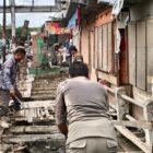 Satpol PP-WH Lhokseumawe tertibkan 15 kios di trotoar, parit & parkir Jl Listrik depan Pasar Inpres 7/10/2026 karena tutup saluran & ganggu kebersihan.