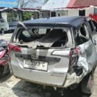 Dump truck Hino oleng diduga sopir microsleep tabrak Sigra parkir di Meureubo Aceh Barat, Rabu 7/10. Tak ada korban, rugi Rp5 juta.
