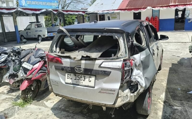 Dump truck Hino oleng diduga sopir microsleep tabrak Sigra parkir di Meureubo Aceh Barat, Rabu 7/10. Tak ada korban, rugi Rp5 juta.