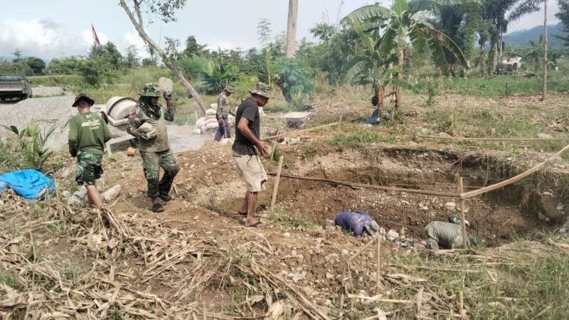 Kodim 0108/Agara, Yon TP 855/RD dan warga percepat Jembatan Gantung Perintis Desa Buah Pala, Lawe Sumur, Aceh Tenggara, Rabu 7/10. 