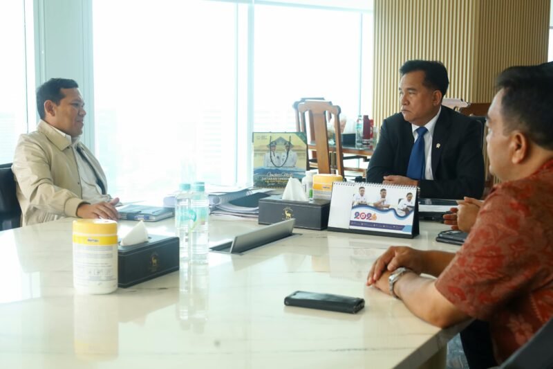 Wakil Gubernur Aceh Fadhlullah (Dek Fadh) bersama Bupati Aceh Tengah Haili Yoga saat melangsungkan pertemuan strategis dengan Menteri Koordinator Bidang Hukum, HAM, Imigrasi, dan Pemasyarakatan Yusril Ihza Mahendra di Kantor Kemenko Kumham Imipas, Jakarta, Rabu (7/10/2026).