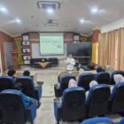 Pegawai Kantor Perwakilan Bank Indonesia Provinsi Aceh menyampaikan materi kebanksentralan dan kebijakan sistem pembayaran (QRIS & BI-FAST) dalam program BI Mengajar di UIN Ar-Raniry, Banda Aceh.