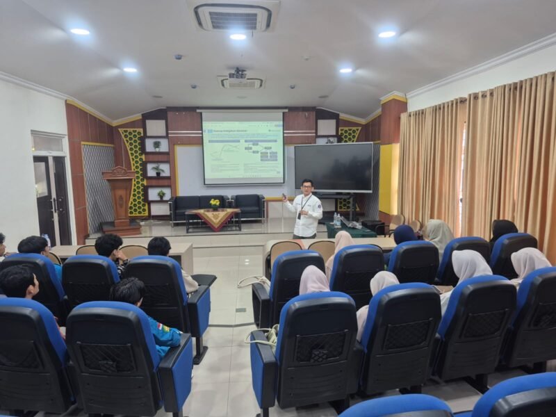 Pegawai Kantor Perwakilan Bank Indonesia Provinsi Aceh menyampaikan materi kebanksentralan dan kebijakan sistem pembayaran (QRIS & BI-FAST) dalam program BI Mengajar di UIN Ar-Raniry, Banda Aceh.