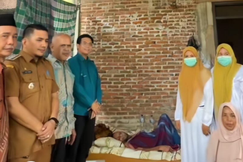 Ketua DPRK Banda Aceh 2024-2029 Irwansyah ST jenguk Saiful, warga lumpuh 10 tahun pasca jatuh dari pohon kelapa, Kamis 8/10. 