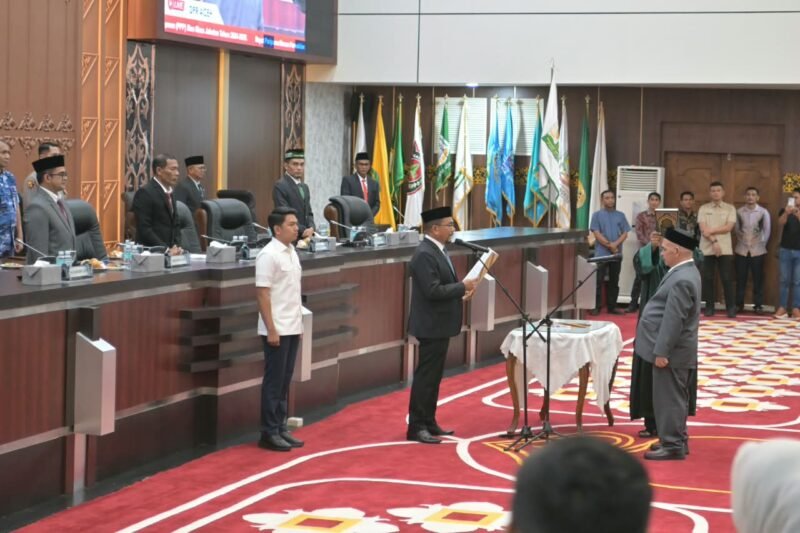 Plt. Sekda Aceh Taufik menghadiri Rapat Paripurna DPRA agenda Peresmian Pengangkatan Penggantian Antarwaktu (PAW) Anggota DPRA sisa masa jabatan 2024–2029 di Gedung Utama DPRA, Banda Aceh, Kamis (8/10/2026).