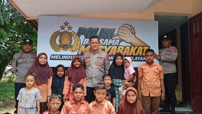 Kapolres Aceh Selatan AKBP T. Ricki Fadlianshah meresmikan rumah hasil rehab milik Mailida, janda eks kombatan GAM, di Gampong Krueng Batu, Kecamatan Kluet Utara, Aceh Selatan, pada Kamis, 8 Oktober 2026.