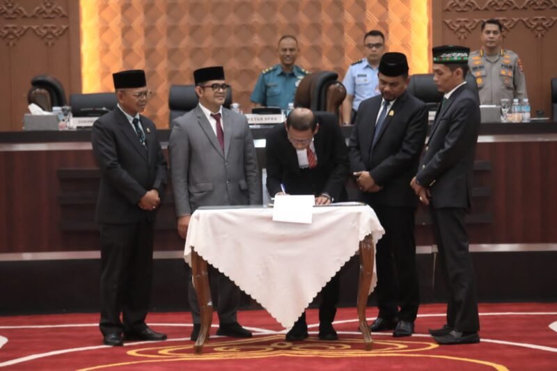 Pelaksana Tugas (Plt) Sekretaris Daerah Aceh, Taufik, bersama pimpinan DPRA menandatangani Berita Acara Persetujuan Bersama KUA-PPAS TA 2027 dalam rapat paripurna di Gedung Utama DPRA, Banda Aceh, Kamis (8/10/2026).