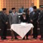 Pelaksana Tugas (Plt) Sekretaris Daerah Aceh, Taufik, bersama pimpinan DPRA menandatangani Berita Acara Persetujuan Bersama KUA-PPAS TA 2027 dalam rapat paripurna di Gedung Utama DPRA, Banda Aceh, Kamis (8/10/2026).