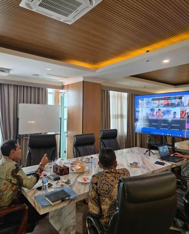 Wakil Gubernur Aceh H. Fadhlullah (Dek Fadh) memimpin rapat koordinasi penanganan dan antisipasi bencana susulan bersama para kepala daerah secara virtual dari Kantor Penghubung Aceh di Jakarta, Kamis (8/10/2026).