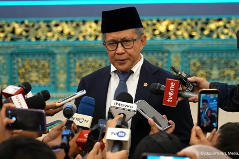 Anggota Wantimpres Rocky Gerung sarankan Wapres Gibran mundur usai MK tolak gugatan syarat cawapres 2024.