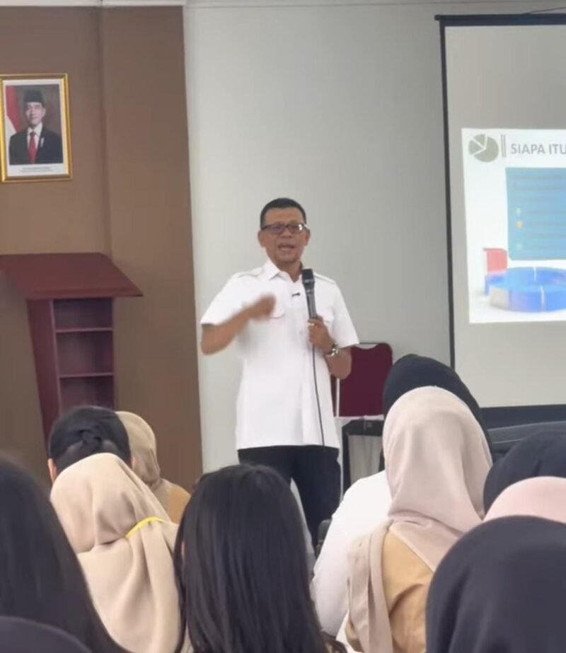 Wakil Ketua II DPRK Banda Aceh Dr Musriadi hadir sebagai pemateri utama PKKMB Politeknik Kutaraja. 