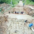 Gotong royong pembangunan jembatan beton untuk memperlancar mobilitas, pengangkutan hasil pertanian, dan kegiatan perekonomian warga Desa Sulum.