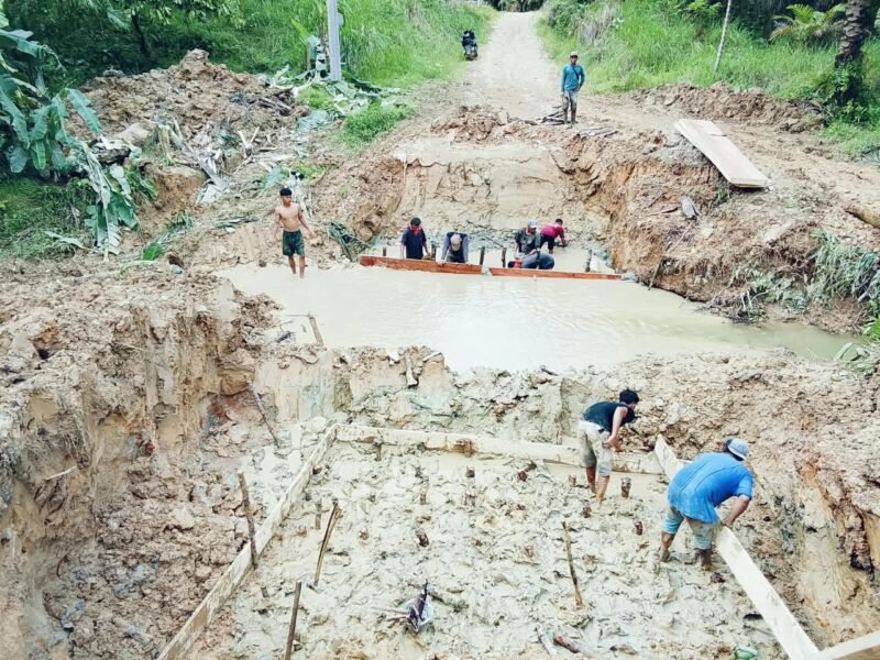 Gotong royong pembangunan jembatan beton untuk memperlancar mobilitas, pengangkutan hasil pertanian, dan kegiatan perekonomian warga Desa Sulum.