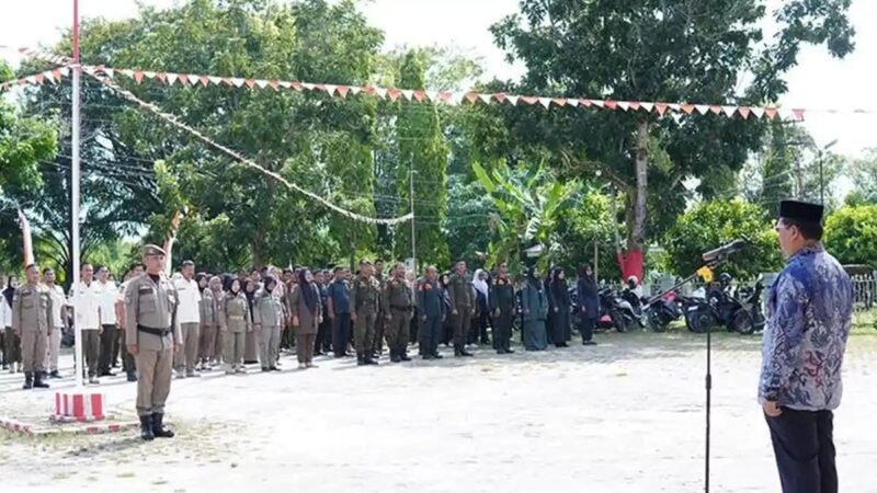 Bupati Aceh Singkil Safriadi Oyon buka pelatihan baris berbaris 262 personel Satpol PP dan WH di halaman kantor Pulo Sarok Jumat 9/10/2026 dengan instruktur TNI-Polri.