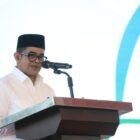 Plt. Sekretaris Daerah Aceh, Taufik, membacakan sambutan tertulis Gubernur Aceh Muzakir Manaf saat membuka kegiatan Opening Ceremony Syariah Financial Fair (SYAFIF) Goes to Aceh di pelataran Masjid Raya Baiturrahman, Banda Aceh, Jumat (9/10/2026).