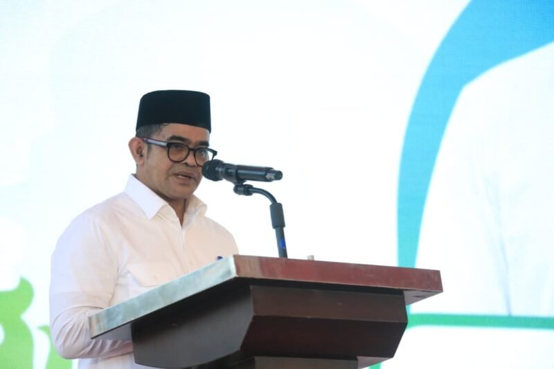 Plt. Sekretaris Daerah Aceh, Taufik, membacakan sambutan tertulis Gubernur Aceh Muzakir Manaf saat membuka kegiatan Opening Ceremony Syariah Financial Fair (SYAFIF) Goes to Aceh di pelataran Masjid Raya Baiturrahman, Banda Aceh, Jumat (9/10/2026).