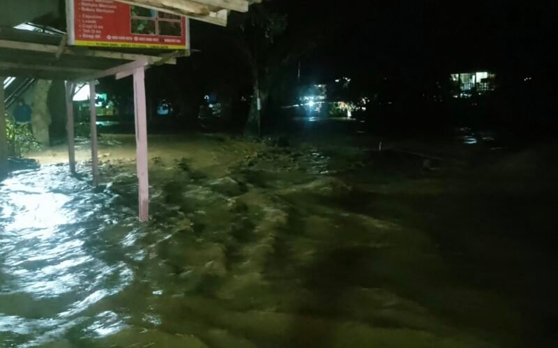 Hujan deras sejak Sabtu malam 10/10/2026 picu Sungai Lawe Bulan meluap, rendam rumah 50 cm di Desa Pulonas Baru, Lawe Bulan, Aceh Tenggara.