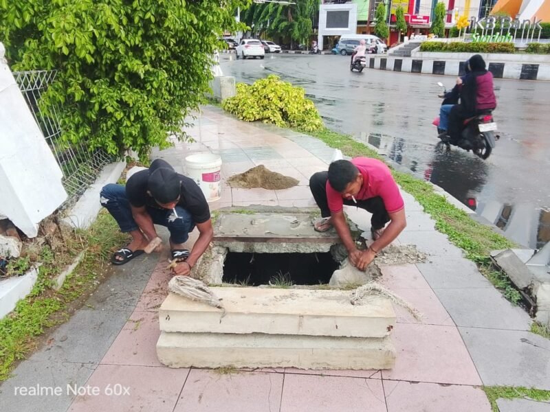Dinas PUPR Banda Aceh survei manhole trotoar Jl. Tgk Daud Beureueh usai laporan warga via Saleum.