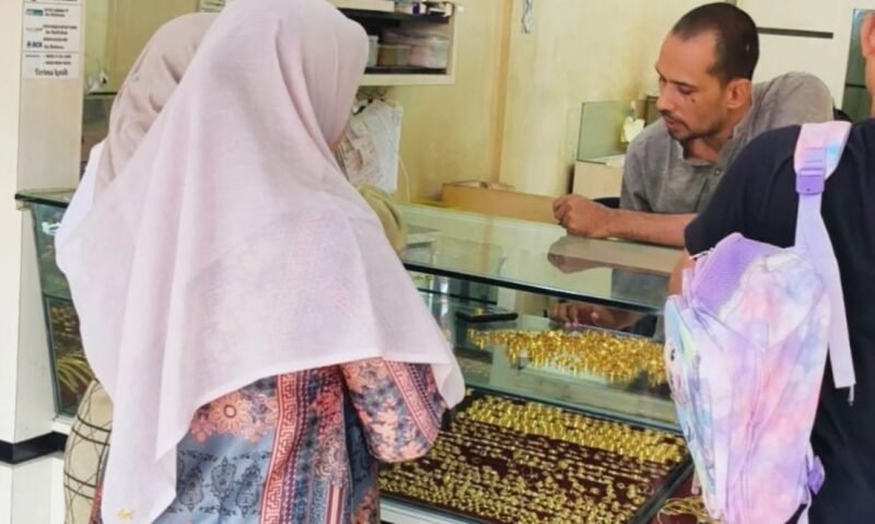 Pencairan bantuan jatah hidup (jadup) bagi penyintas banjir besar di Aceh Utara picu lonjakan beli emas di Toko Emas Murni II Keude Geudong Samudera lebih 50% dalam sepekan.