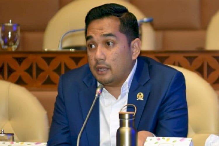 Ketua Komisi II DPR RI Fraksi NasDem Rifqinizamy Karsayuda usulkan parliamentary threshold 7% dalam RUU Pemilu untuk perkuat pelembagaan partai dan efektivitas sistem presidensial.