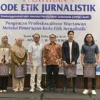 Plt. Sekretaris Daerah (Sekda) Aceh, Taufik, ST, M.Si., menyampaikan sambutan saat membuka Pelatihan Kode Etik Jurnalistik AMSI Aceh di Hotel Ayani, Banda Aceh, Sabtu (10/10/2026).