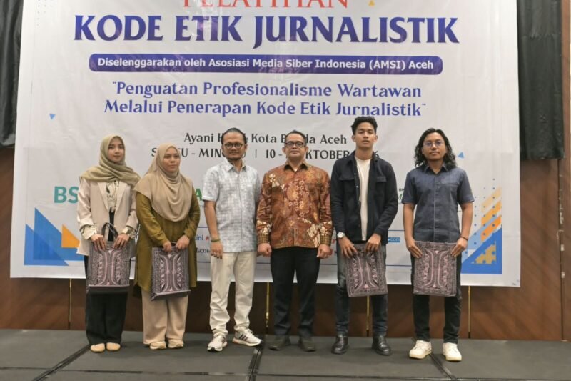 Plt. Sekretaris Daerah (Sekda) Aceh, Taufik, ST, M.Si., menyampaikan sambutan saat membuka Pelatihan Kode Etik Jurnalistik AMSI Aceh di Hotel Ayani, Banda Aceh, Sabtu (10/10/2026).