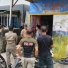 Tim Trantib Kec Meuraxa Jumat (09/10/2026) sore tegur pemilik bangunan semi permanen di sisi kiri Jl Rama Setia Lampaseh Aceh yang berdiri di badan jalan gampong.