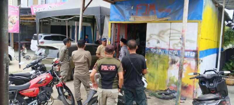 Tim Trantib Kec Meuraxa Jumat (09/10/2026) sore tegur pemilik bangunan semi permanen di sisi kiri Jl Rama Setia Lampaseh Aceh yang berdiri di badan jalan gampong.