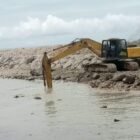 Kolam labuh Pelabuhan Ujung Serangga Susoh dangkal 10 tahun tak ditangani, nelayan patungan sewa ekskavator.