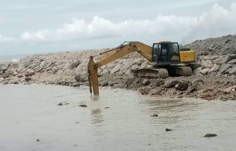 Kolam labuh Pelabuhan Ujung Serangga Susoh dangkal 10 tahun tak ditangani, nelayan patungan sewa ekskavator.