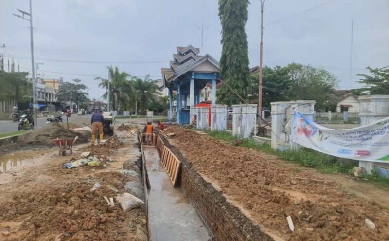 Dinas PUPR Kota Lhokseumawe revitalisasi saluran drainase Jalan Merdeka, Kec. Banda Sakti, anggaran TKD Rp1,9 M. 