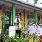 Wakil Ketua II DPRK Banda Aceh Dr. Musriadi, S.Pd., M.Pd. bertindak sebagai pembina upacara di SD Negeri 44 Gampong Ceurih, Kecamatan Ulee Kareng, Senin (12/10/2026).