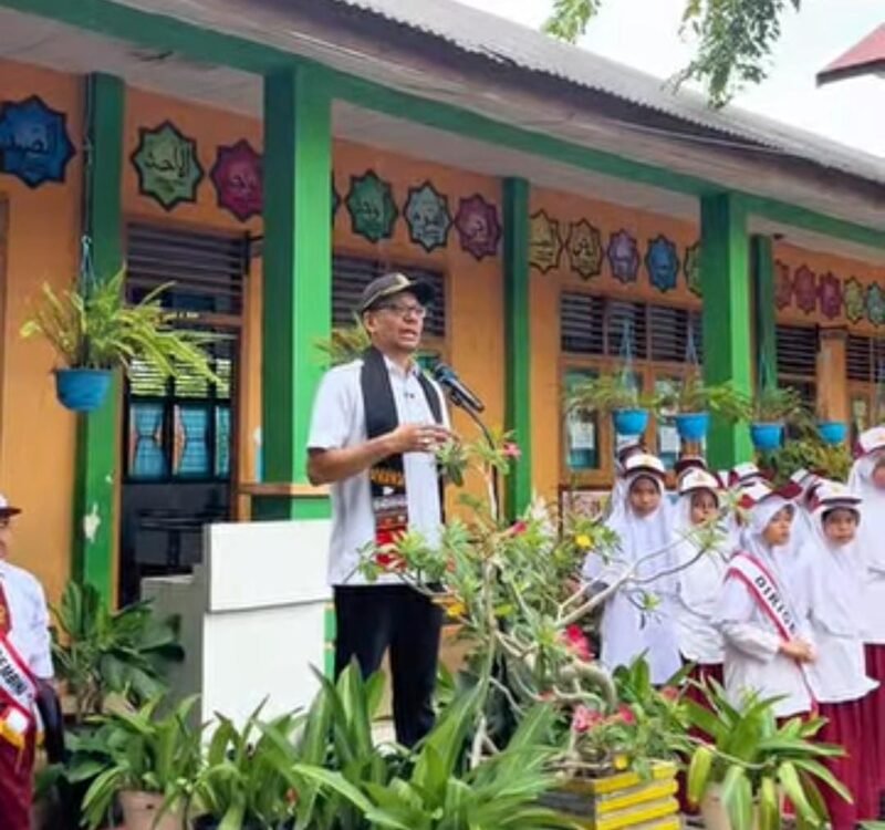 Wakil Ketua II DPRK Banda Aceh Dr. Musriadi, S.Pd., M.Pd. bertindak sebagai pembina upacara di SD Negeri 44 Gampong Ceurih, Kecamatan Ulee Kareng, Senin (12/10/2026).