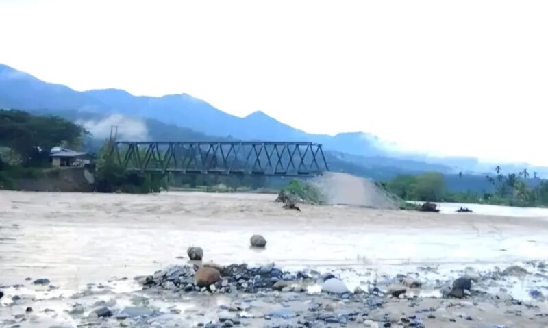 Jembatan Natam berangka baja penghubung Kecamatan Badar dan Darul Hasanah putus tergerus banjir akhir September 2026.