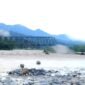 Jembatan Natam berangka baja penghubung Kecamatan Badar dan Darul Hasanah putus tergerus banjir akhir September 2026.