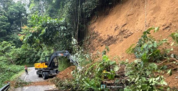 Balai Pelaksanaan Jalan Nasional (BPJN) mengerahkan satu unit ekskavator untuk membersihkan material kayu dan lumpur yang menutupi badan jalan nasional Kutacane–Gayo Lues di Desa Gurah, Kecamatan Ketambe, Kabupaten Aceh Tenggara, Senin (12/10/2026).