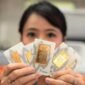 Harga emas batangan PT Aneka Tambang Tbk (Antam) turun Rp20.000 menjadi Rp2.574.000 per gram pada Selasa (13/10/2026) pukul 09.12 WIB dari sebelumnya Rp2.594.000 per gram, berdasarkan laman resmi Logam Mulia.