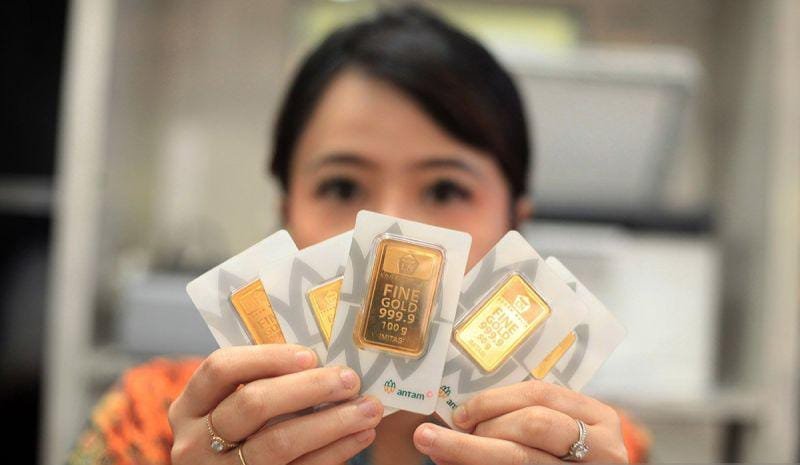 Harga emas batangan PT Aneka Tambang Tbk (Antam) turun Rp20.000 menjadi Rp2.574.000 per gram pada Selasa (13/10/2026) pukul 09.12 WIB dari sebelumnya Rp2.594.000 per gram, berdasarkan laman resmi Logam Mulia.
