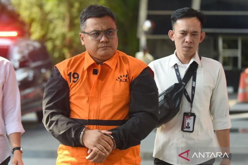 KPK mengungkap identitas delapan tersangka baru kasus dugaan korupsi proyek pembangunan jalan di Sumatera Utara pada Selasa (13/10/2026).