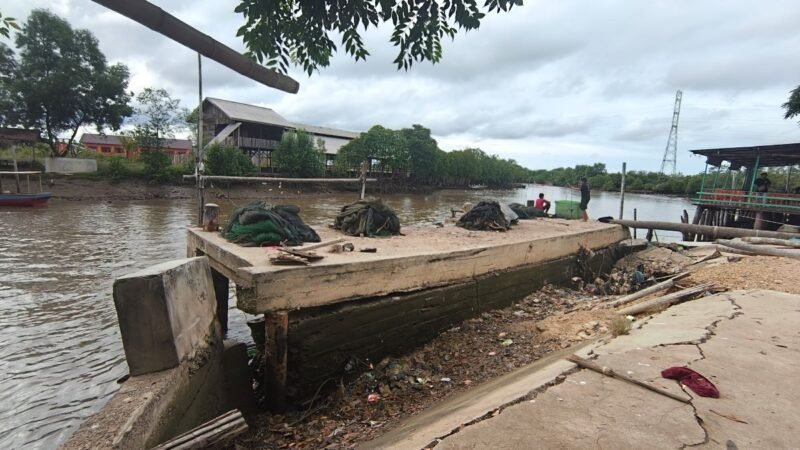 Dinas PUPR Kota Langsa menyatakan TPI Gampong Sungai Lueng Kecamatan Langsa Timur rusak berat usai diterjang banjir akhir 2025 dan belum diperbaiki hampir setahun, Selasa (13/10/2026).