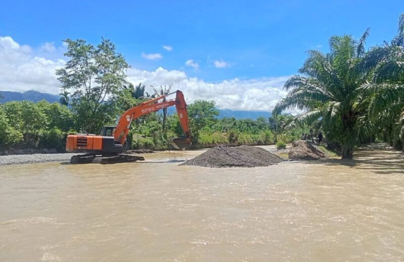 Tanggul Sungai Lawe Bulan jebol akibat hujan deras, air luap ke Jalan Nasional Kutacane-Sumut di Desa Bambel Gabungan, Kec. Bambel.