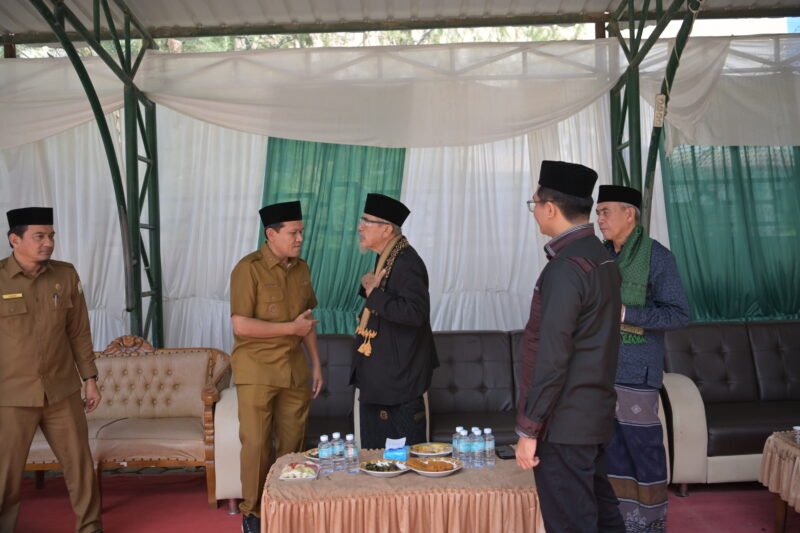 Wakil Gubernur Aceh Fadhlullah (Dek Fadh) menghadiri peringatan Maulid Nabi Muhammad SAW di Dayah Terpadu Inshafuddin Lambaro Skep, Banda Aceh, Senin (12/10/2026).