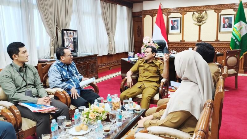Wakil Gubernur Aceh Fadhlullah (Dek Fadh) menerima audiensi Kepala Perwakilan Bank Indonesia Provinsi Aceh Agus Chusaini beserta jajaran di Ruang Rapat Wakil Gubernur, Senin (12/10/2026).