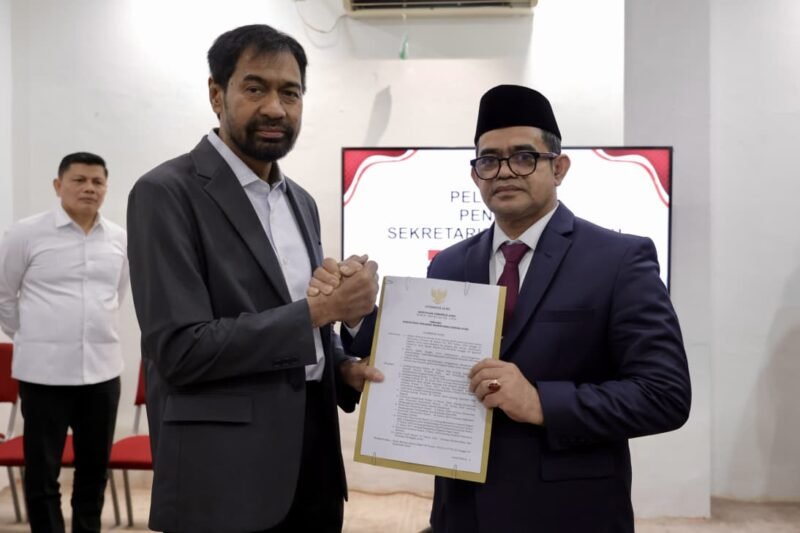 Gubernur Aceh H. Muzakir Manaf (Mualem) melantik Taufik, S.T., M.Si. sebagai Pejabat Sekda Aceh berdasarkan Keputusan Gubernur Aceh Nomor PEG.812.22/112/2026 pada Selasa (13/10/2026).