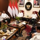 Wagub Aceh Fadhlullah (Dek Fadh) bersama ulama Abu Paya Pasi, Ketua DPRA Zulfadhli, Bupati Aceh Tengah Haili Yoga, Ketua Komisi I DPRA Muharuddin, dan Asisten Sekda Aceh Syakir temui Menko Polkam Dudung Abdurachman di Jakarta, Selasa (13/10/2026).