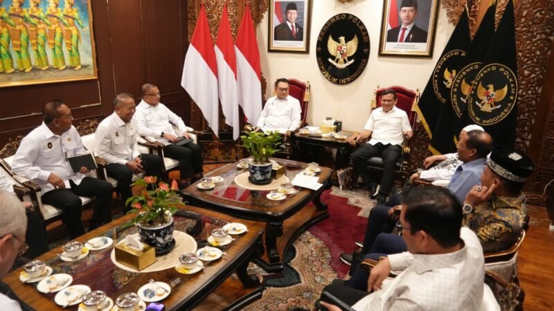 Wagub Aceh Fadhlullah (Dek Fadh) bersama ulama Abu Paya Pasi, Ketua DPRA Zulfadhli, Bupati Aceh Tengah Haili Yoga, Ketua Komisi I DPRA Muharuddin, dan Asisten Sekda Aceh Syakir temui Menko Polkam Dudung Abdurachman di Jakarta, Selasa (13/10/2026).