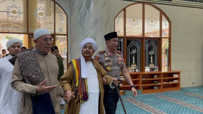 Kapolri Jenderal Polisi Dr. Suyudi Ario Seto silaturahmi dengan Habib Umar bin Hafidz di Masjid Al Ikhlas Mabes Polri, Selasa (13/10/2026).