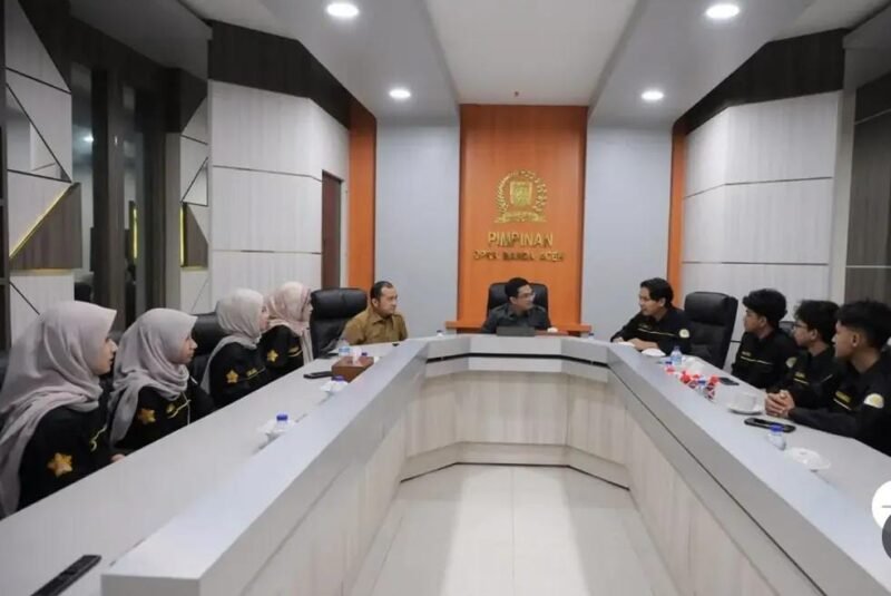 Ketua DPRK Banda Aceh Irwansyah, S.T. terima audiensi BEM FEB USK di Kantor DPRK, Rabu (14/10/2026).